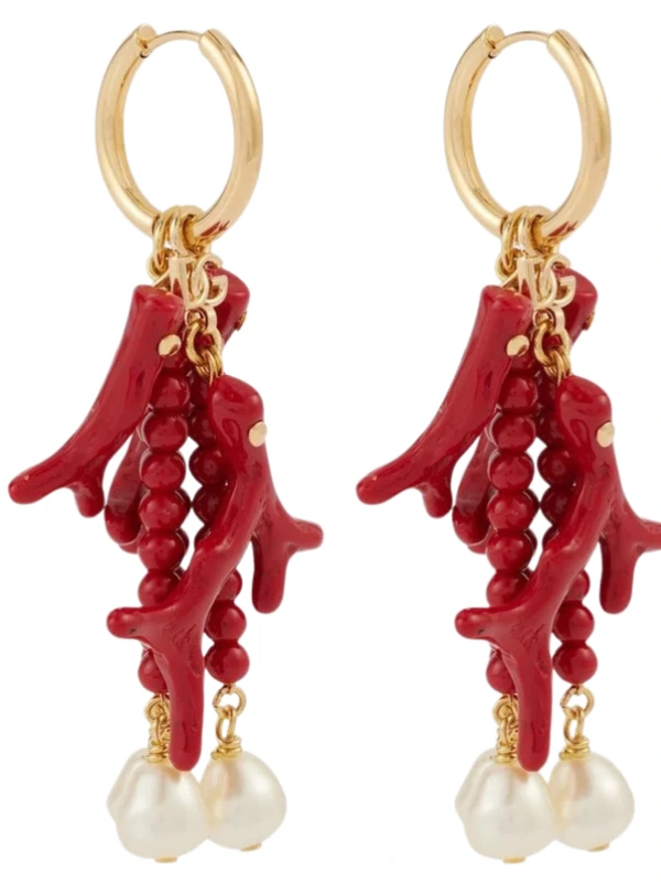 Aros dorados con detalles boho y coral, ideales para outfits juveniles