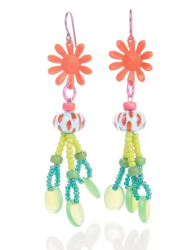Aros florales en tonos pasteles con mostacillas de vidrio, perfectos para looks primaveralesos a mano