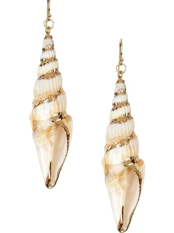 Aros inspirados en el verano con detalles de caracol y mar, perfectos para looks playeros