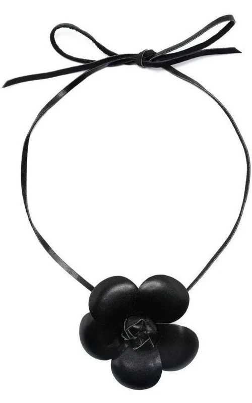 Choker de cuero negro con detalle de camelia, perfecto para looks elegantes y juveniles