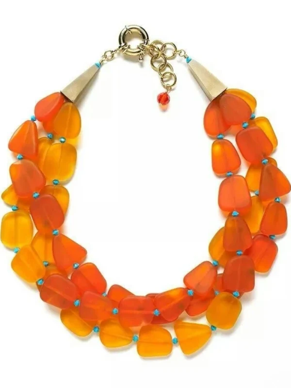 Collar con piedra ágata en tono ámbar, perfecto para looks elegantes y naturales 