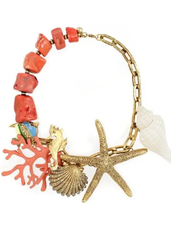 Collar con cadena dorada y detalles marinos, perfecto para looks frescos e inspiradores
