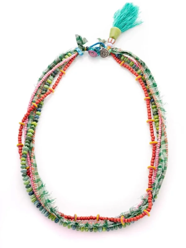 Collar bohemio con mostacillas y cristales, perfecto para looks juveniles y festivos