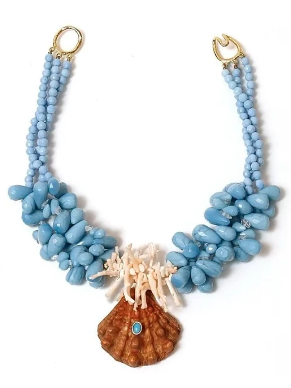 Collar boho con cristales turquesa y colgante de concha marina, ideal para looks inspirados en el mar