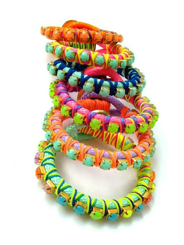 Pulsera multicolor con cristales y detalles boho, perfecta para looks juveniles y relajados